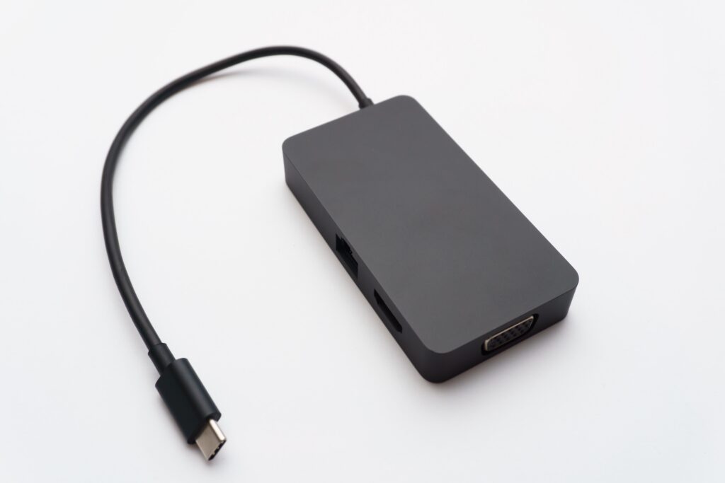 USB C Adapter in Ausführung als Hub mit Ethernet, HDMI und VGA-Anschlüssen.